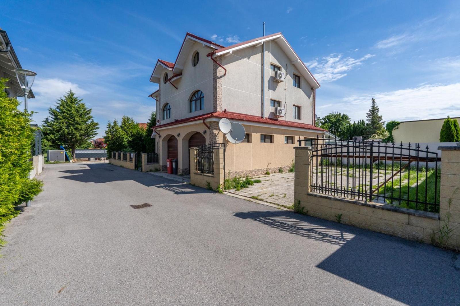 Farawayhomes Aparthotel Near Vienna Airport - Anytime Self Check-In Bruck an der Leitha Esterno foto