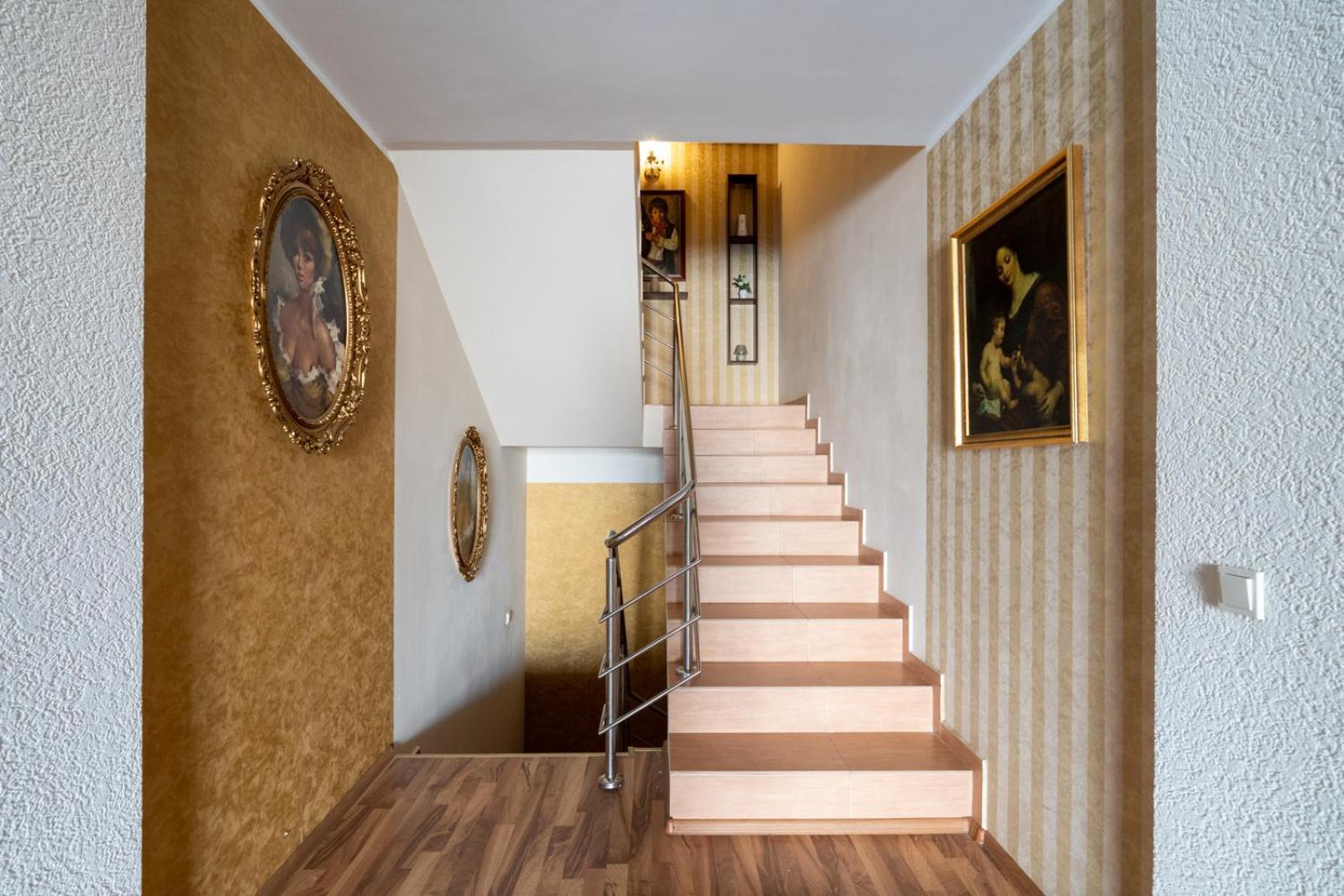 Farawayhomes Aparthotel Near Vienna Airport - Anytime Self Check-In Bruck an der Leitha Esterno foto