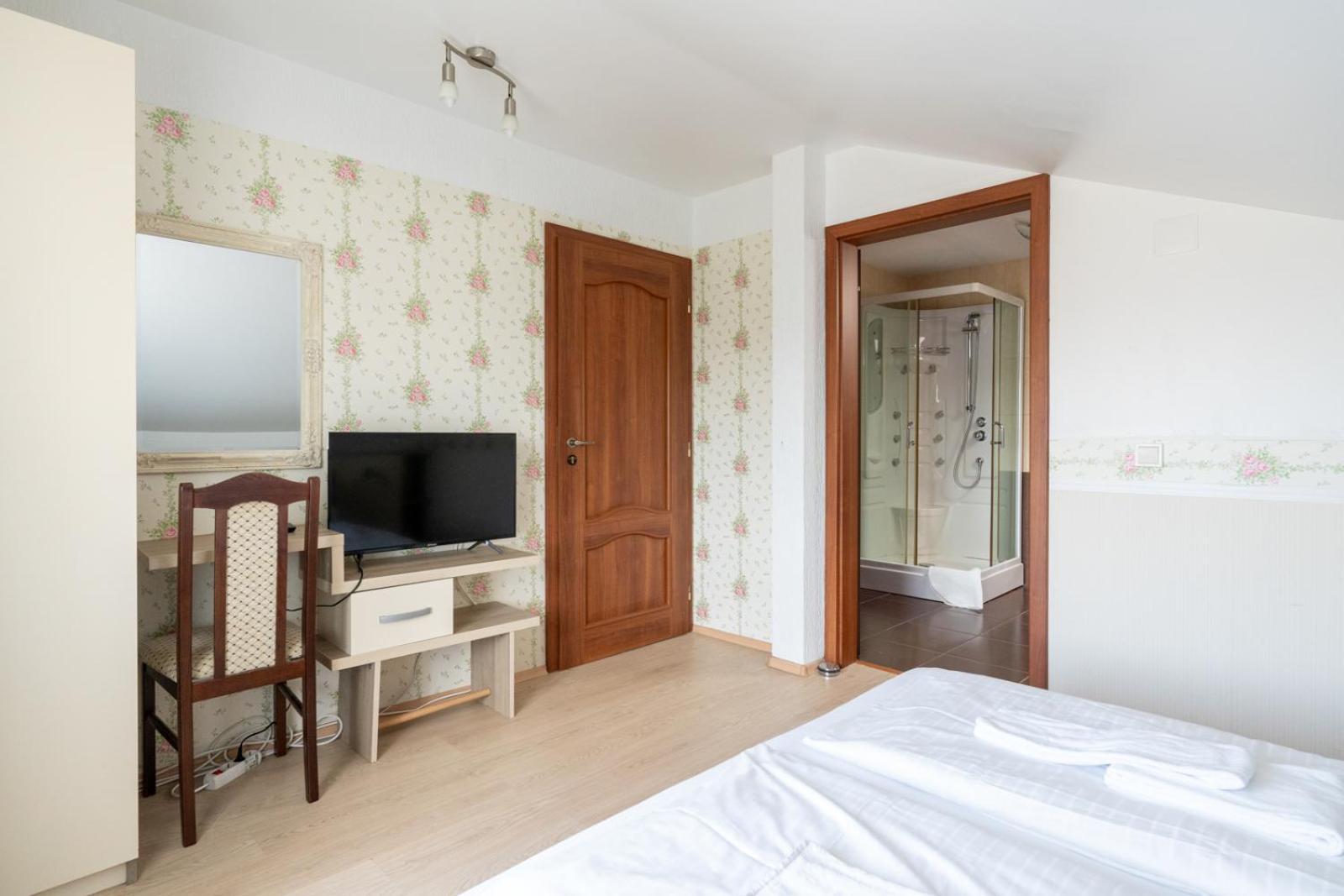 Farawayhomes Aparthotel Near Vienna Airport - Anytime Self Check-In Bruck an der Leitha Esterno foto