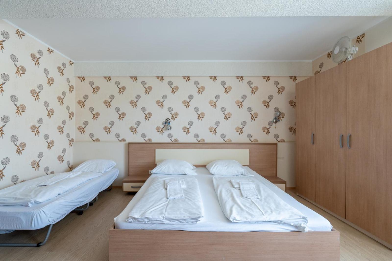 Farawayhomes Aparthotel Near Vienna Airport - Anytime Self Check-In Bruck an der Leitha Esterno foto