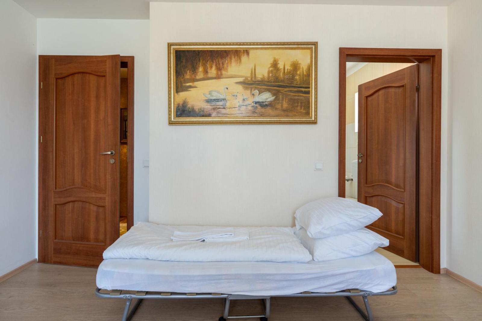 Farawayhomes Aparthotel Near Vienna Airport - Anytime Self Check-In Bruck an der Leitha Esterno foto